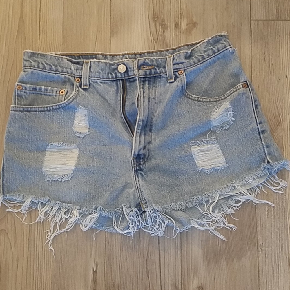 Womens Levi destructed shorts